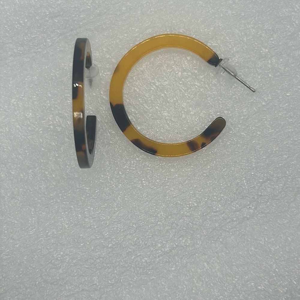 Chic Mismatch Tortoise Shell Hoop Earrings - 1.2" - Brand New - Unique Style